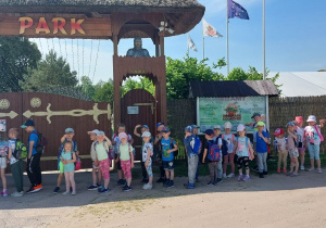 Dzieci tuż przed wejściem do Dino- Parku.