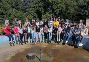 Uczestnicy wycieczki przy fontannie w Skarżysku - Kamiennej