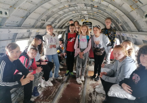 Uczniowie na pokładzie samolotu
