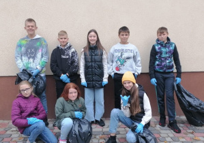 . Uczniowie klasy VI podczas udziału w akcji „Sprzątanie Świata”.