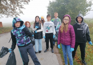 . Uczniowie klasy VI podczas udziału w akcji „Sprzątanie Świata”.