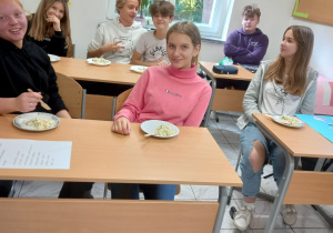 Uczniowie klasy ósmej podczas obchodów Europejskiego Dnia Języków