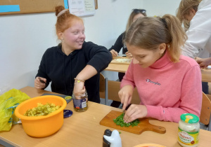 Uczniowie klasy ósmej przygotowują niemiecką sałatkę ziemniaczaną