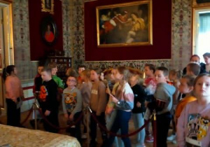 Uczestnicy wycieczki zwiedzają z przewodnikiem Muzeum Pałac Jana III Sobieskiego w Wilanowie.