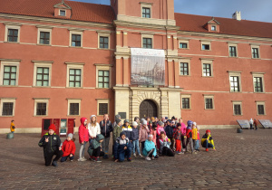 Uczestnicy wycieczki przed Zamkiem Królewskim w Warszawie.