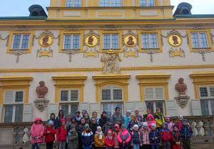 Uczestnicy wycieczki przed Muzeum Pałac Jana III Sobieskiego w Wilanowie.