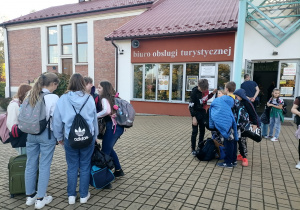 Uczniowie przed wejściem do Kopalni Soli w Bochni