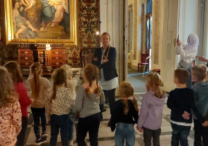 Dzieci zwiedzają z przewodnikiem Muzeum Pałac Jan III Sobieskiego.
