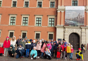 Uczestnicy wycieczki przed Zamkiem Królewskim w Warszawie.