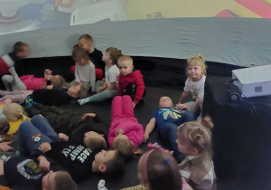 Dzieci podczas oglądania seansu.