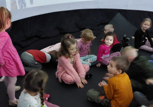 Dzieci w trakcie oglądania seansu.